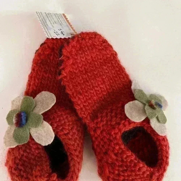 BNWT’s Girl’s OshKosh Striped  Top with Handknot Slippers Size 6yrs. - Picture 9 of 9